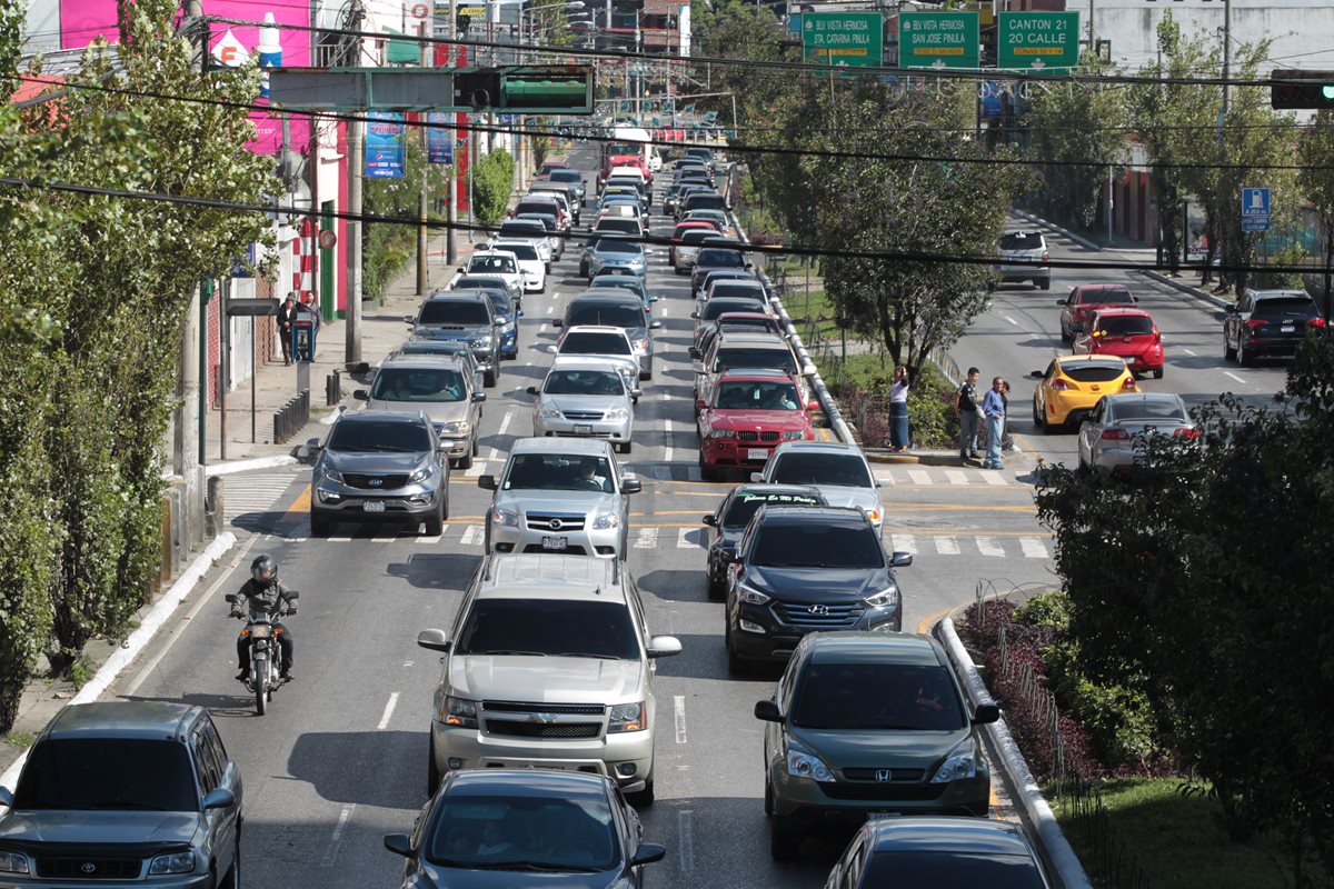 Las madres que se desempeñan como agentes de la PMT ayudan a agilizar la circulación vial. (Foto Prensa Libre: Hemeroteca PL)