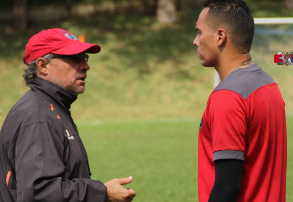 Blas Pérez conversa con Gustavo Machaín en el entrenamiento de Municipal de este miércoles. (Foto Prensa Libre: cortesía Municipal)