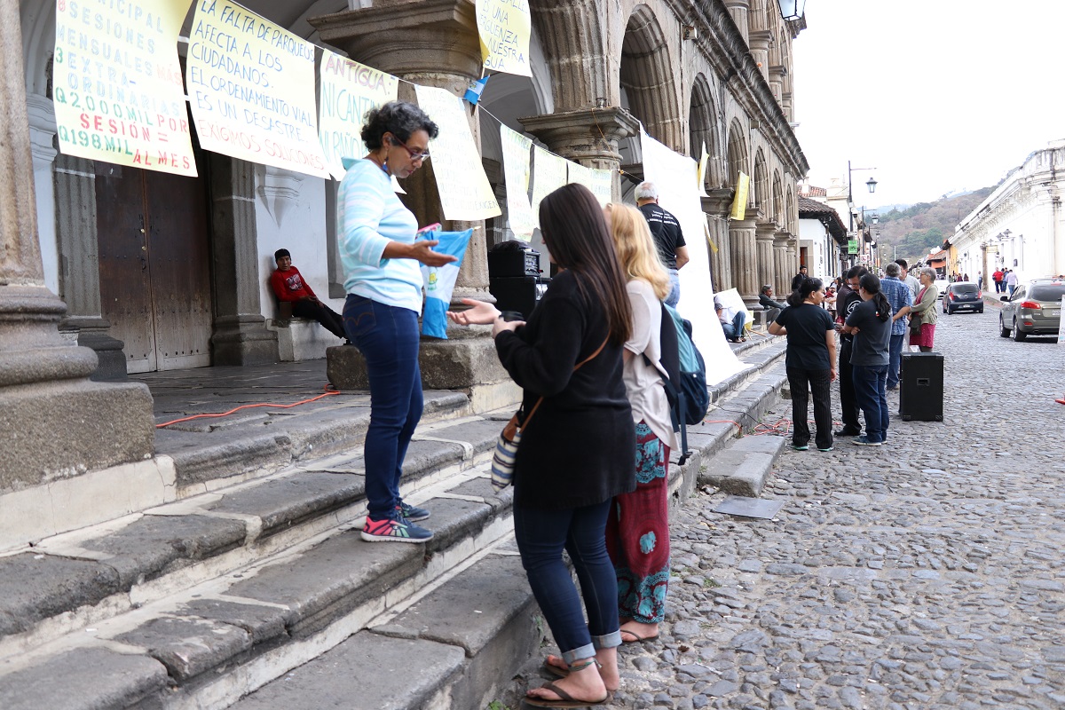 El documento para firmar está en el corredor de la comuna de la ciudad colonial. (Foto Prensa Libre: Julio Sicán).