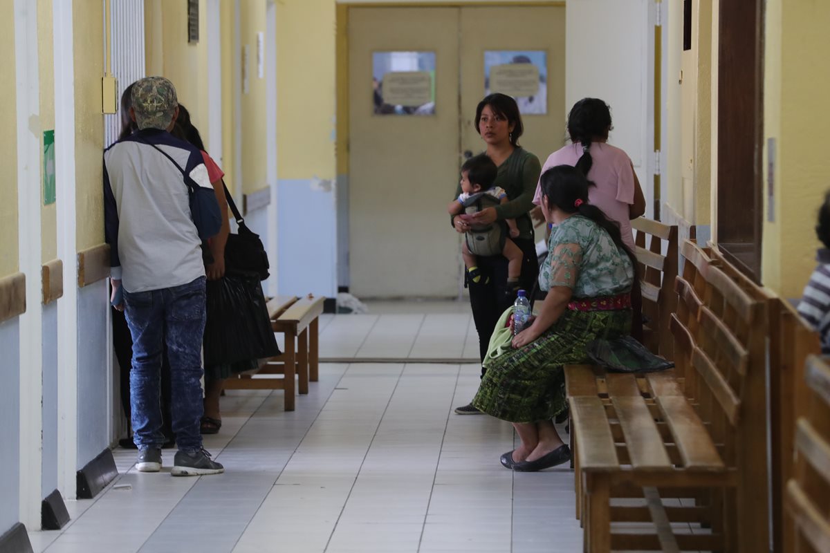 Desde el 13 de agosto, las consulta externa en el Hospital Roosevelt se mantiene restringida a la población. (Foto Prensa Libre: Estuardo Paredes)