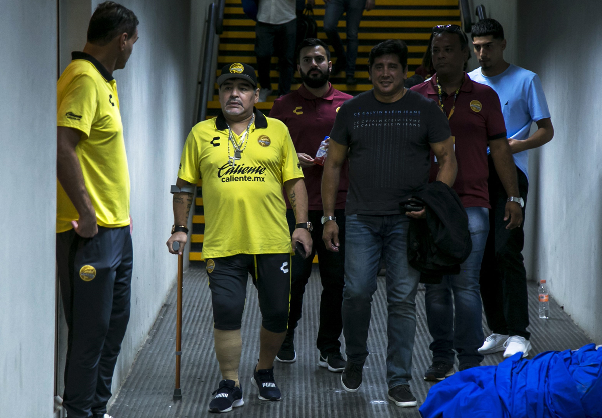 El astro Diego Maradona celebra en México su cumpleaños 58 junto a amigos y compañeros de futbol. (Foto Prensa Libre: AFP)