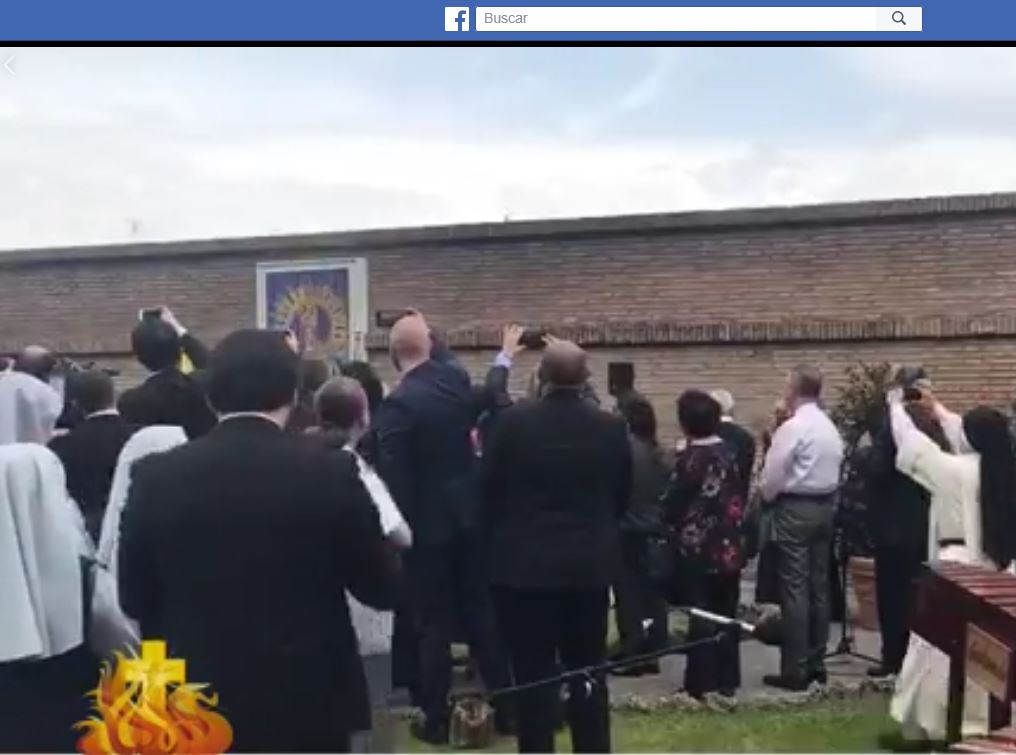 Momento en que es develado el mosaico de la Virgen del Rosario en El Vaticano. (Foto Prensa Libre: Captura)