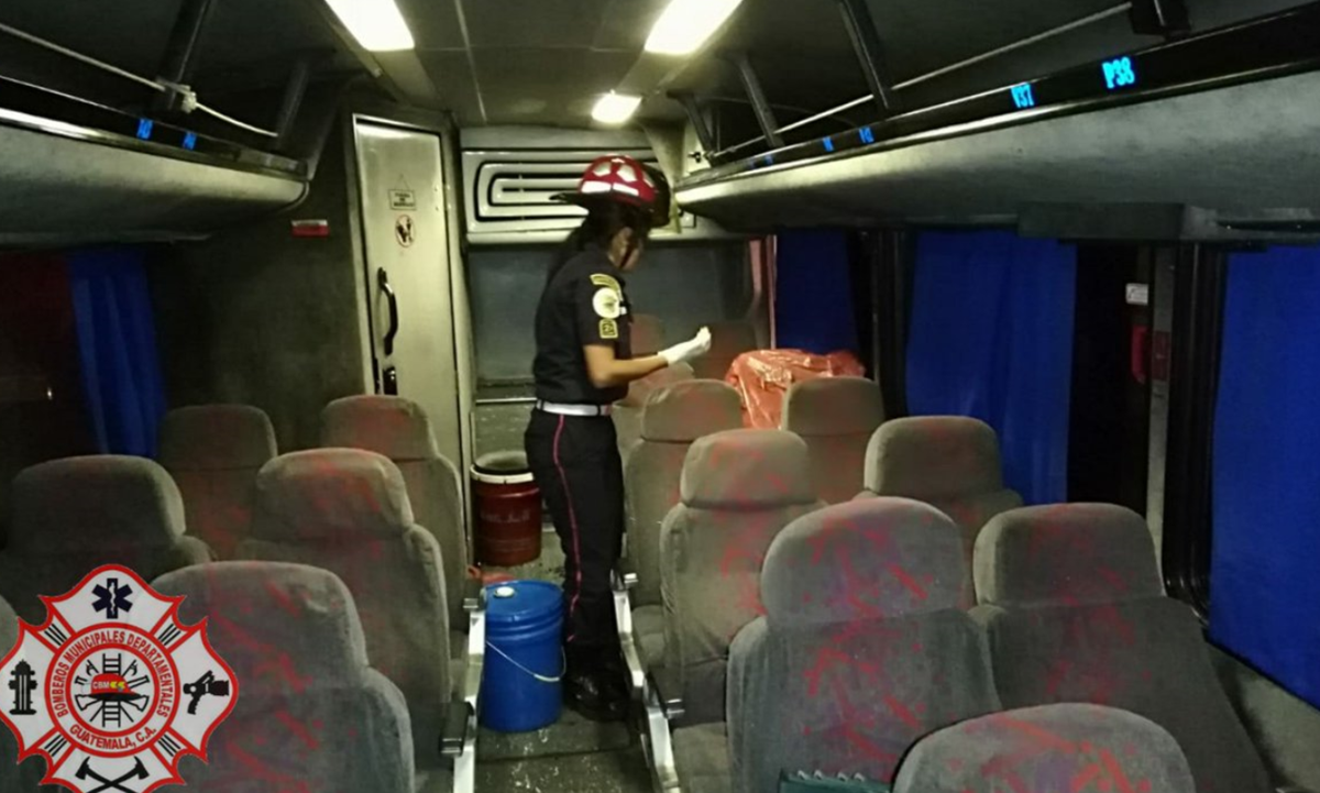 Socorristas atienden emergencia en bus de Jalapa en el que un pasajero murió durante un asalto. (Foto Prensa Libre: @CBMDEPTAL).