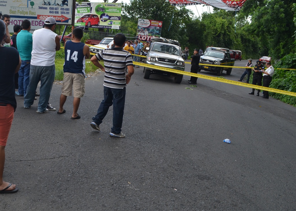 Curiosos observan el lugar donde ocurrió el ataque, en San Felipe, Retalhuleu. (Foto Prensa Libre: Jorge Tizol).