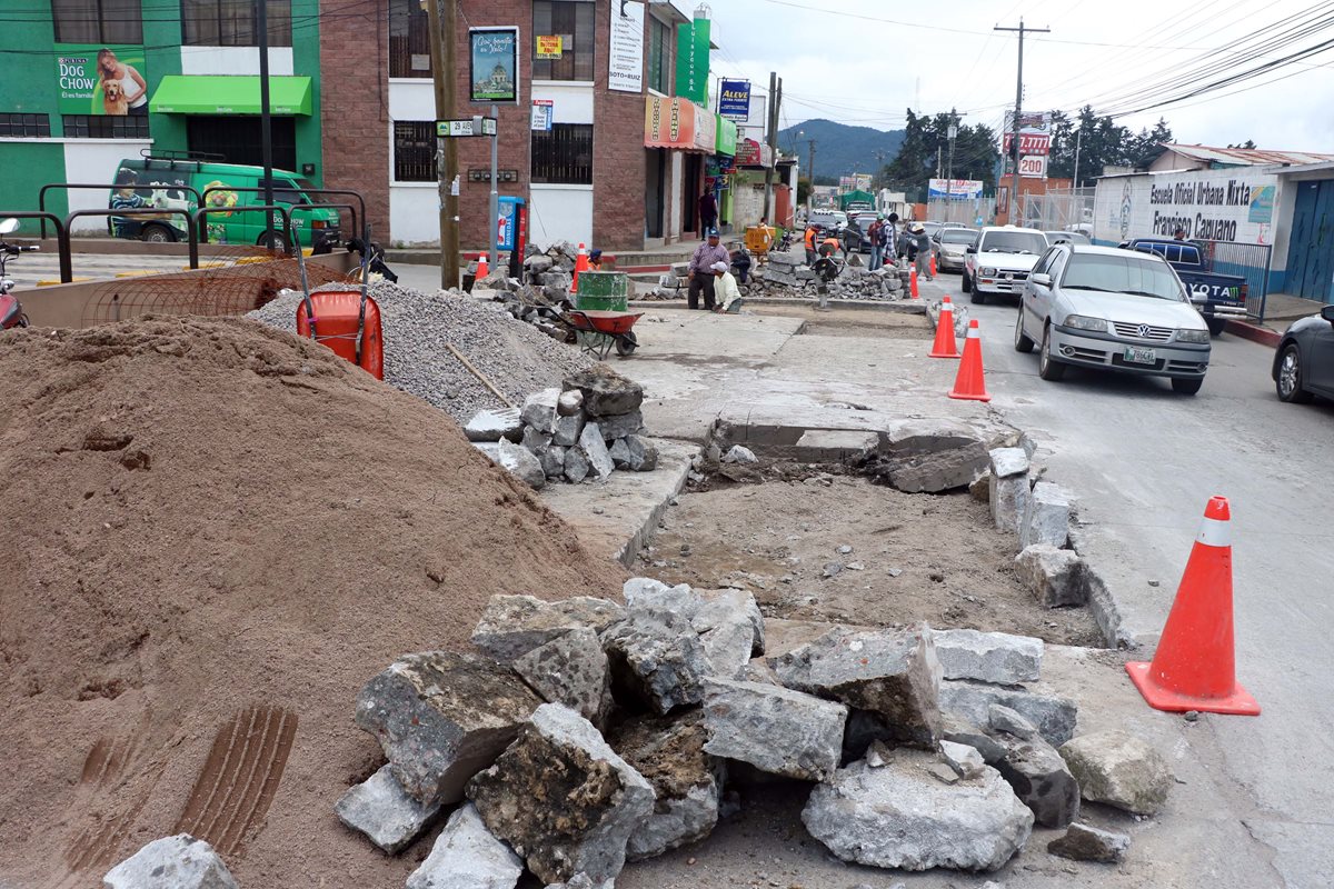 Trabajadores municipales trabajan en la reparación de una calle en Xela. (Foto Prensa Libre: Foto Prensa Libre: Carlos Ventura)