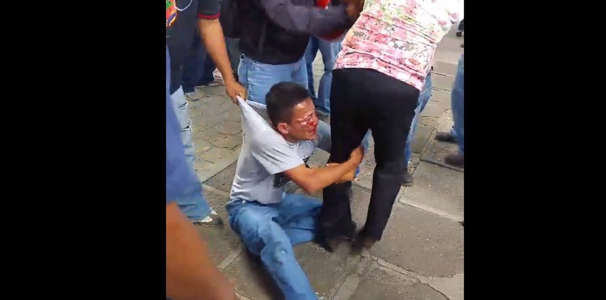 Un grupo de personas vapuleó este mediodia a un presunto asaltante que asaltó a una oficial de Naciones Unidas en la zona 9. (Foto Prensa Libre: Twitter)