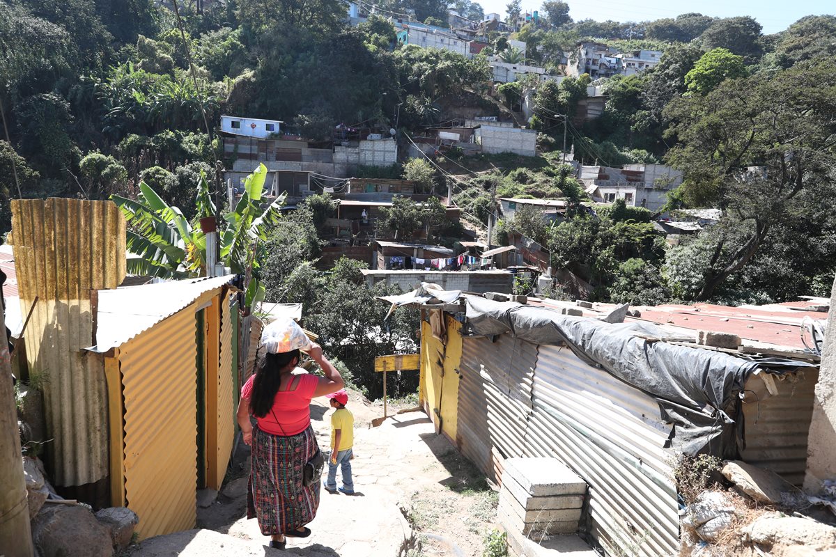 La colonia Municipal, zona 1 de Mixco, será beneficiada con la obra de drenaje pluvial y de aguas negras para este año, trabajo que fue dado por la comuna por adquisición directa por ausencia de ofertas a la Constructora Roza. (Foto Prensa Libre: Óscar Felipe Quisque)