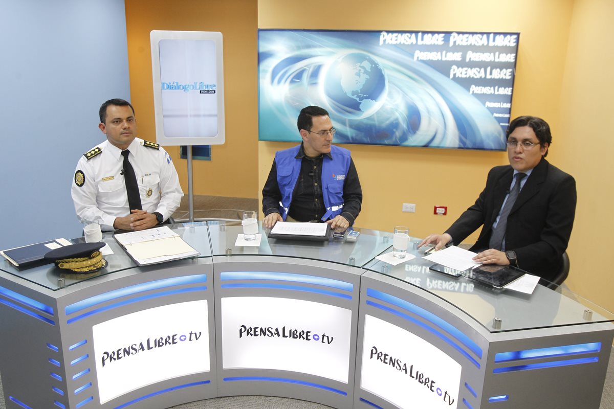 Stu Velasco, subdirector de la Policía, y Édgar Guerra, de la Defensoría del Usuario del Transporte, conversan con el periodista José Manuel Patzán. (Foto Prensa Libre: P. Raquec)