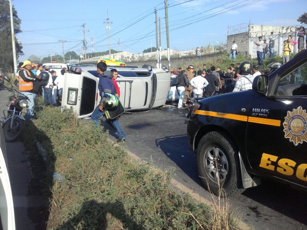 Víctimas de choque en Palín son rescatadas por bomberos. (Foto Prensa Libre: PNC)