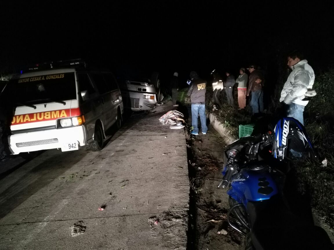 Socorristas resguardan el cadáver de un menor, quien murió en un accidente de tránsito en Chupol, Chichicastenango, Quiché. (Foto Prensa Libre: Ángel Julajuj)