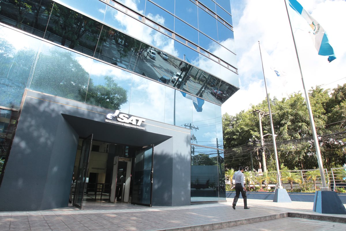 Nuevo jefe de la SAT hace evaluación del personal que tiene a cargo direcciones y gerencias. (Foto Prensa Libre: Hemeroteca PL)