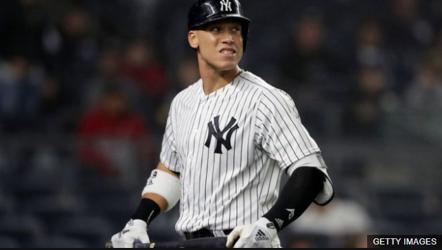 Aaron Judge no puede creer el marcador en la derrota de los Yankees frente a los Medias Rojas. (Foto Prensa Libre: BBC News Mundo)