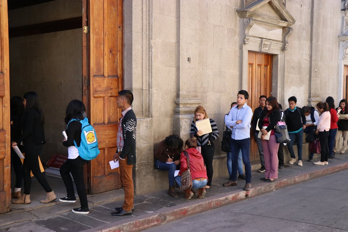 Cuando la Vume lanza alguna convocatoria de empleo en Xela la respuesta es positiva, la mayoría de los candidatos son jóvenes. (Foto Prensa Libre: María José Longo)