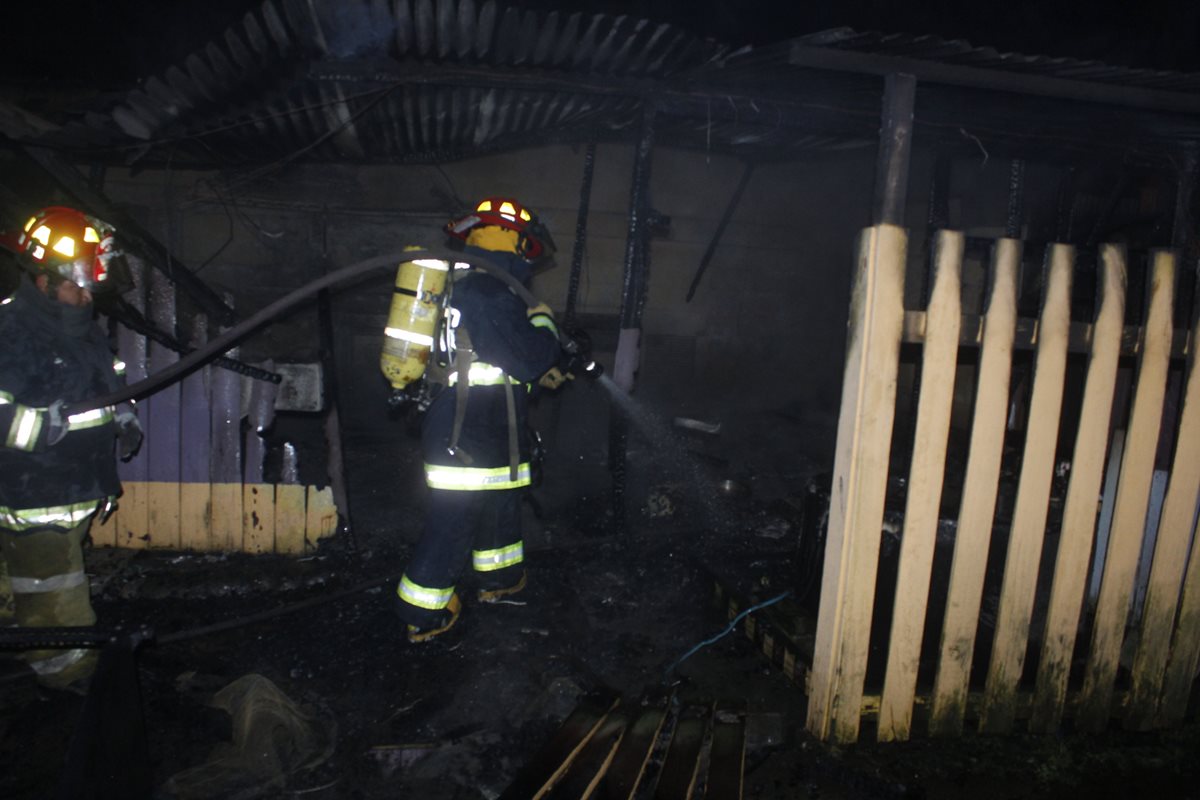 Socorristas sofocan incendio en cafetería ubicada en Patzicía, Chimaltenango. (Foto Prensa Libre: Víctor Chamalé)