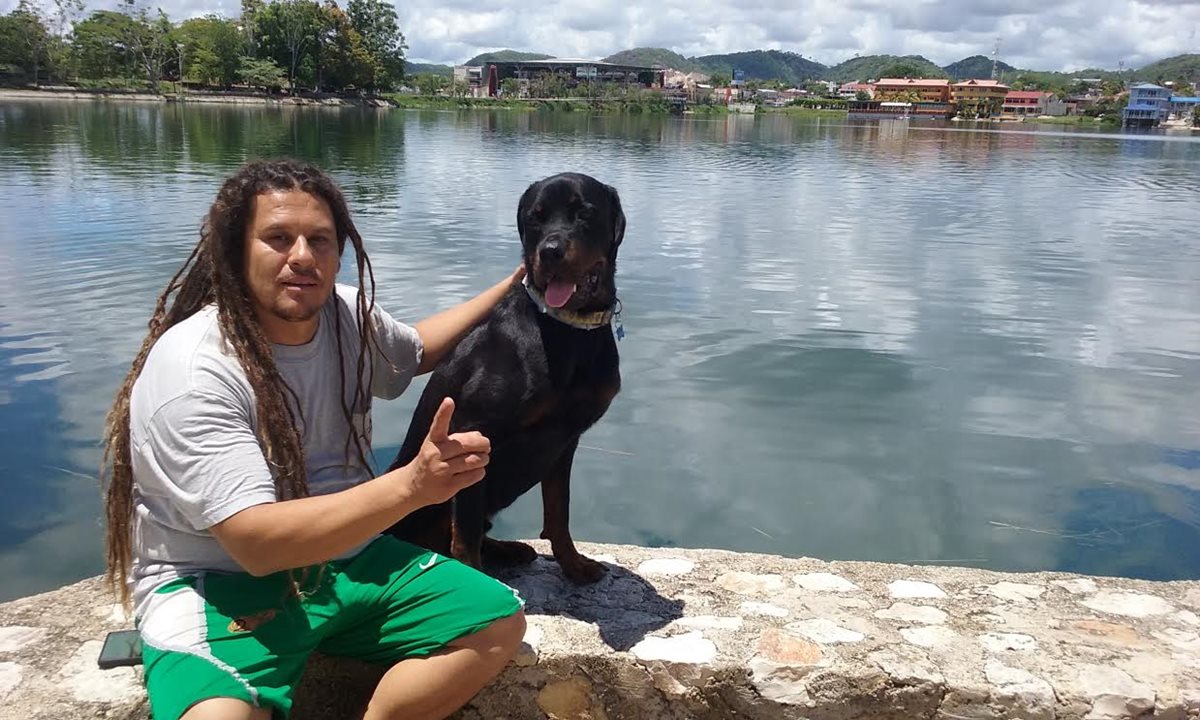 Baktún y su dueño, Eduardo Mancilla, junto al Lago Petén Itzá. (Foto Prensa Libre: Rigoberto Escobar)