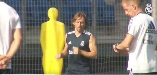 Luka Modric regresó de vacaciones y se entrenó con el Real Madrid. (Foto Prensa Libre: Twitter)