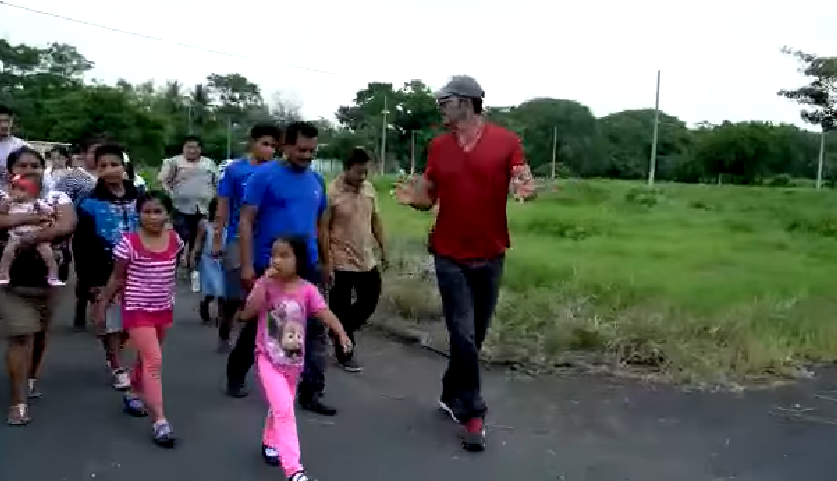 Ricardo Arjona visitó Escuintla para promover la construcción de hogares para beneficiar a los afectados (Foto Prensa Libre: Facebook / Ricardo Arjona).