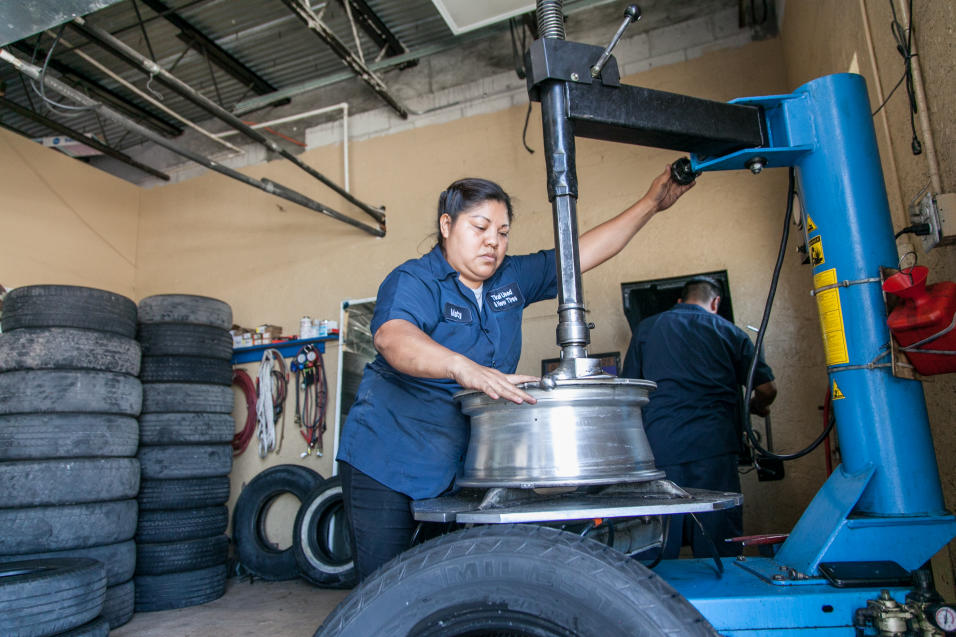 Maty trabaja en el taller de llantas que montaron con su esposo en Júpiter, Florida. (Foto Prensa Libre: Univisión).