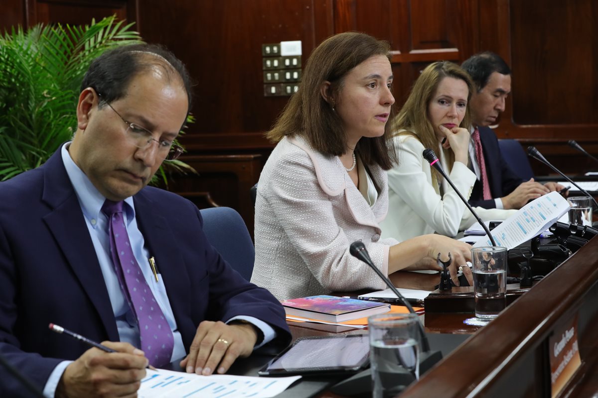 Gerardo Peraza, representante para Centroamérica; Esther Pérez Ruiz, jefa de misión, y los economistas Iulia Teodoru y Carlos Janada, del FMI, informan sobre los resultados de la evaluación a Guatemala. (Foto Prensa Libre: Estuardo Paredes)