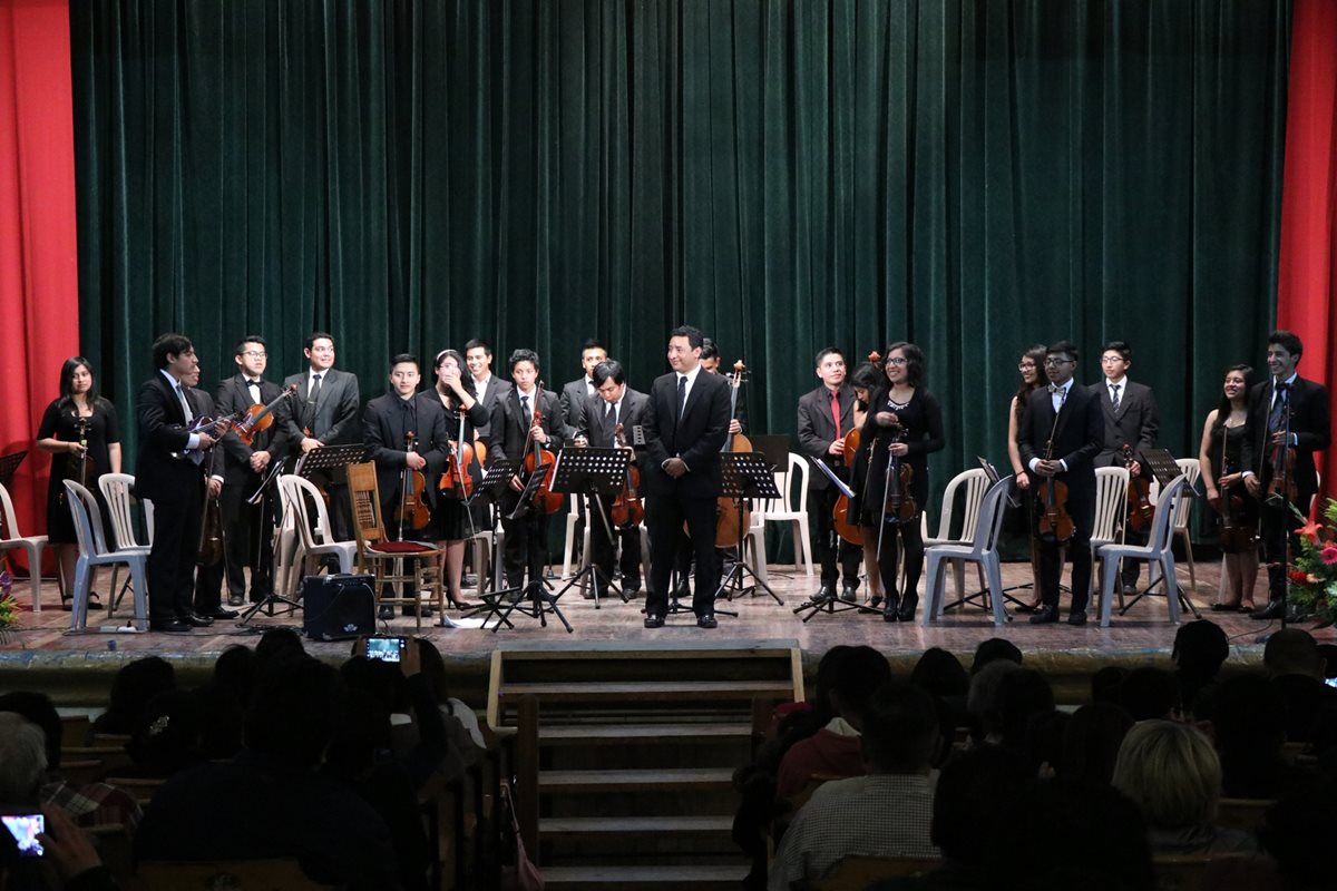 Los jovenes de la orquesta del Conservatorio Jesús Castillo compartieron el escenario con el Guitarrista Luis Juárez Quixtan quien reside en Francia (Foto Prensa Libre: María José Longo).