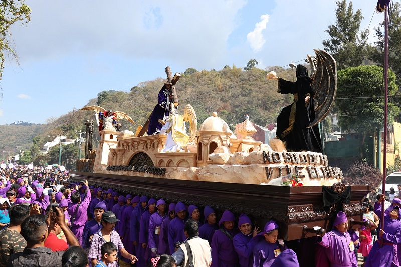 La procesión de Jesús Nazareno de Santa Inés del Monto Pulciano y la venerada imagen de la Virgen de Dolores, salió a las 13 horas y regresará a las 23. (Foto Prensa Libre: Julio Sicán)