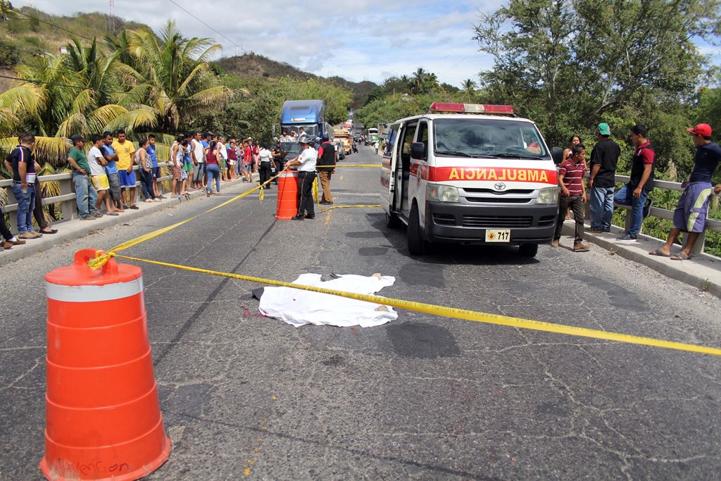 Autoridades protegen área donde se halla cadáver de menor atropellado por una autobús, en Guastatoya, El Progreso. (Foto Prensa Libre: Hugo Oliva)