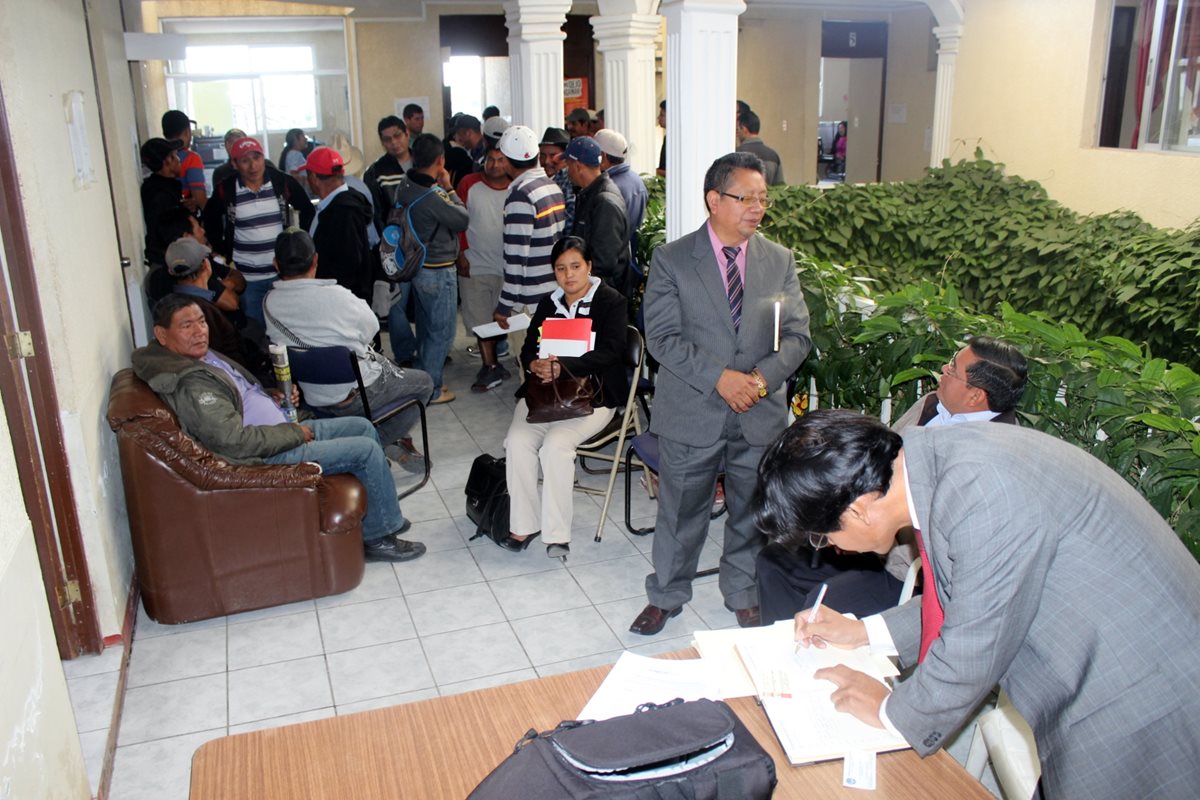 Empleados de las municipalidades de San Pedro Jocopilas, Zacualpa y Chinique, presentan denuncias por amenazas y despidos injustificados en Santa Cruz del Quiché. (Foto Prensa Libre: Óscar Figueroa)