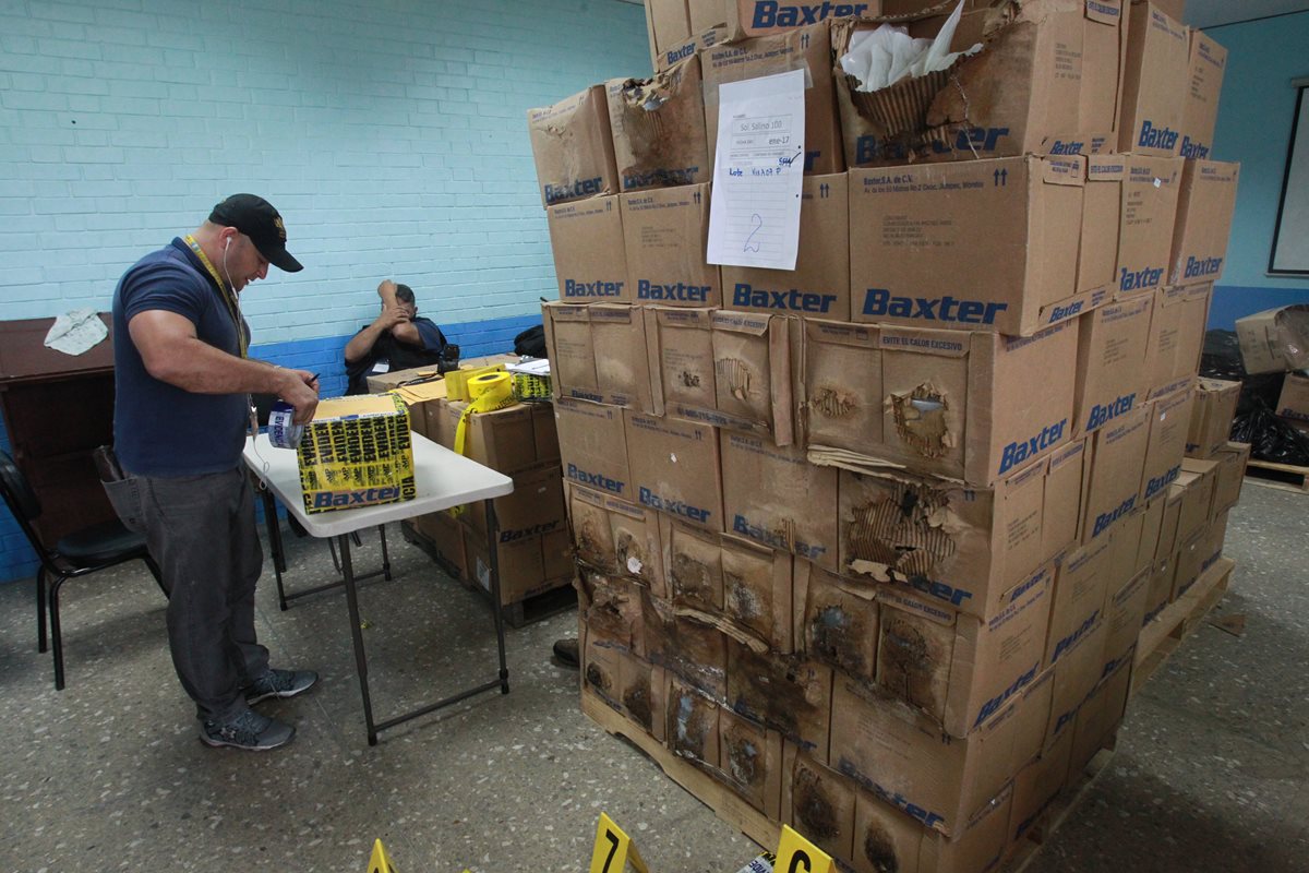 Cajas humedecidas fueron encontradas el Ministerio Público, durante una diligencia efectuada en el Hospital Infantil de Infectología. (Foto Prensa Libre: E. Paredes)