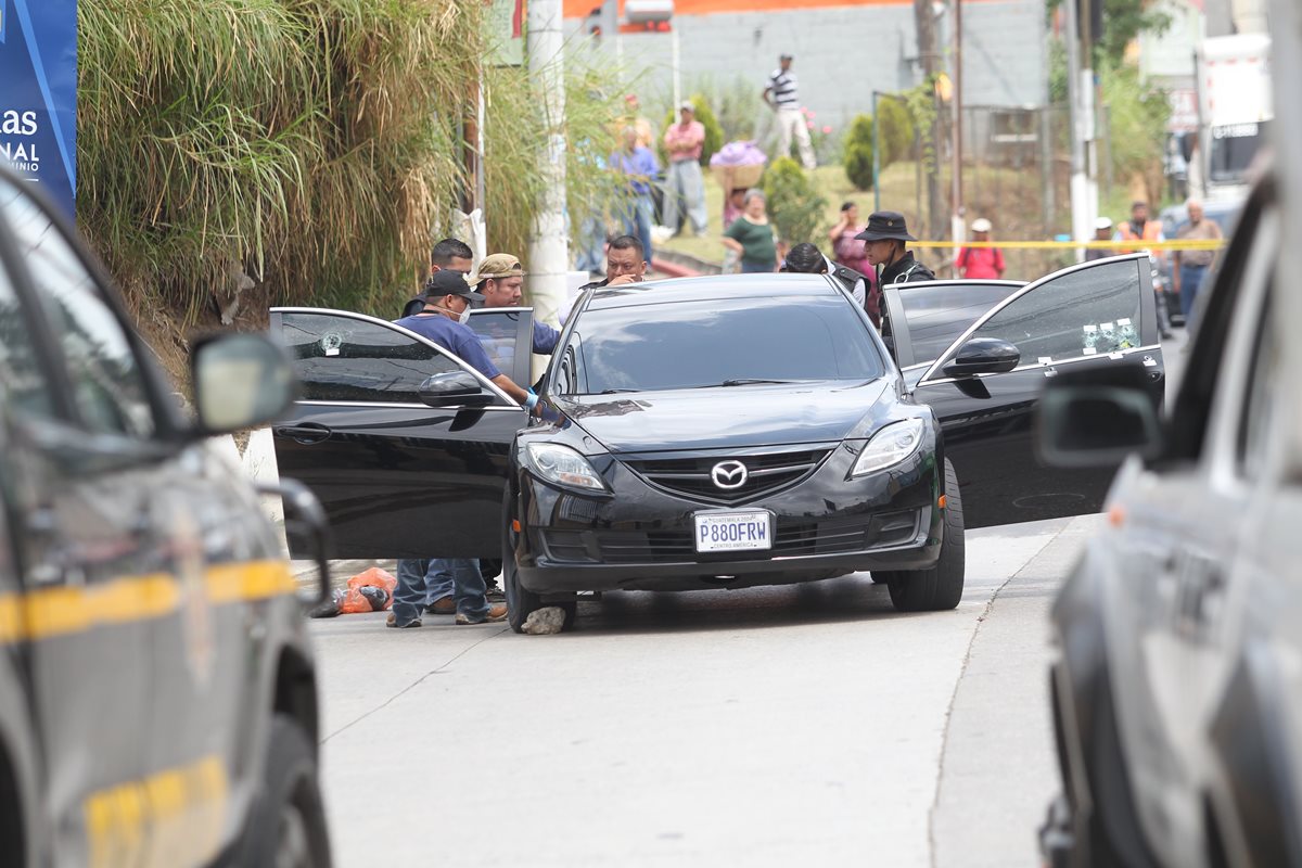 Vehículo atacado a balazos en el que viajaban tres personas. (Foto Prensa Libre: Érick Ávila)