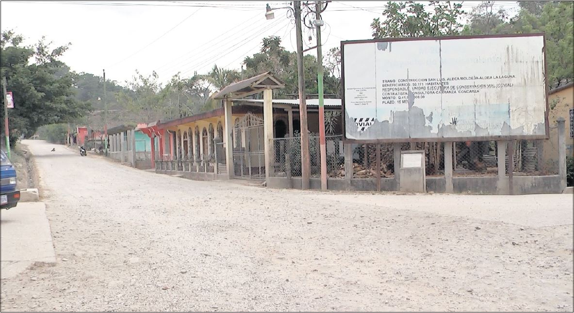 Parte del tramo carretero por el cual el Estado pagó más de Q36 millones a una empresa para que la asfaltara, pero ocho años después la obra sigue sin terminar. (Foto Prensa Libre: Hemeroteca PL)