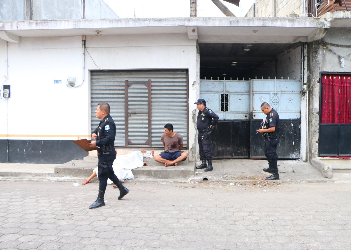 Agentes de la PNC capturaron al presunto responsable del crimen de Irasema García Pérez, de 25 años, en San Martín Zapotitlán. (Foto Prensa Libre: Rolando Miranda)