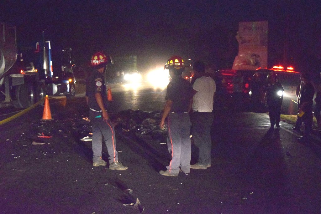 Socorristas resguardan el lugar donde se registró el accidente. (Foto Prensa Libre: Enrique Paredes)