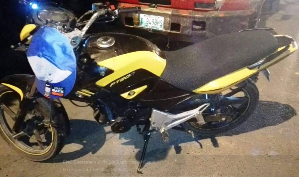 Motocicleta incautada a la pareja con la que habrían cometido el crimen. (Foto Prensa Libre: PNC)