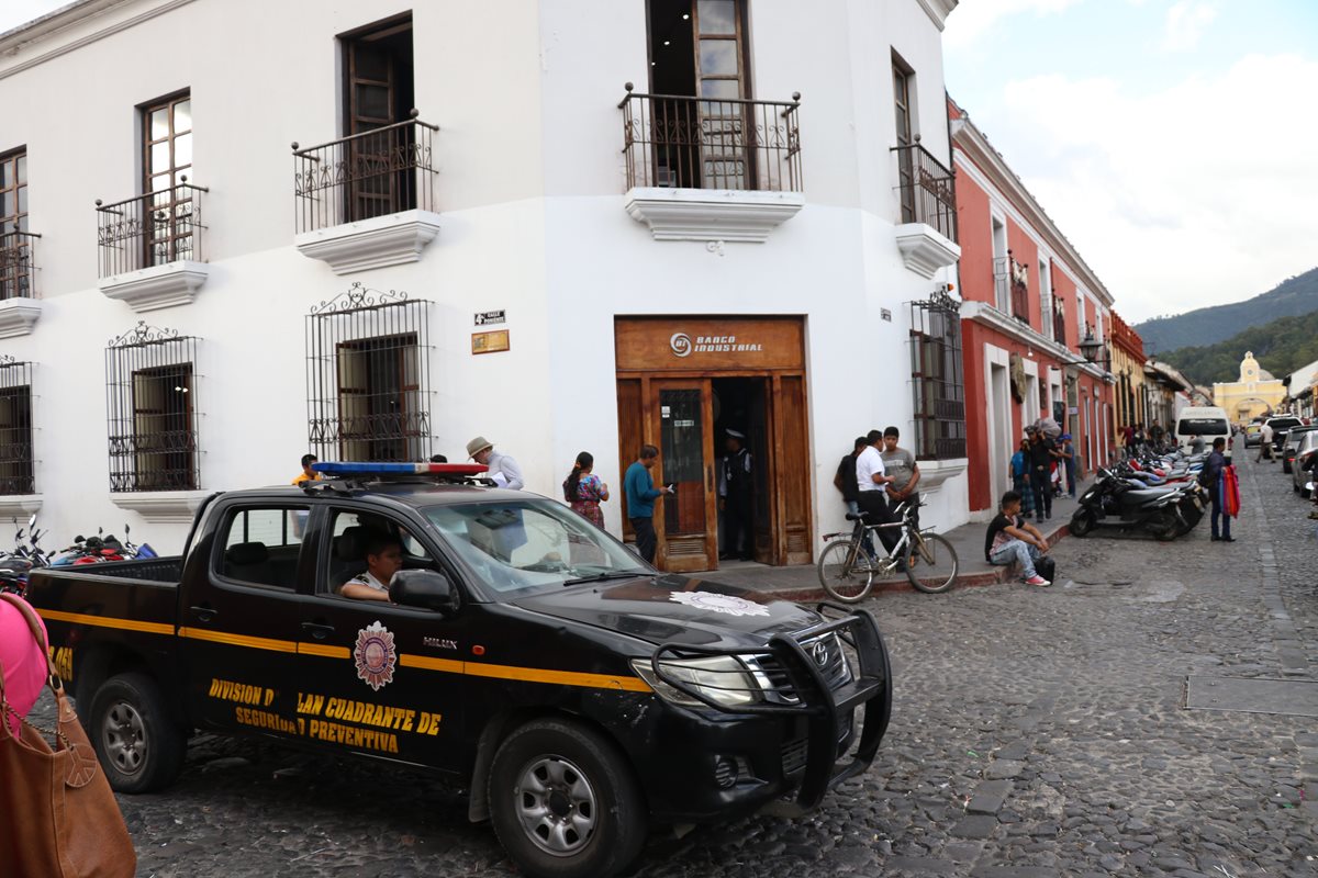 Policías brindarán seguridad en cajeros y bancos ante incremento de hechos delictivos por fiestas de fin de año. (Foto Prensa Libre: Renato Melgar)