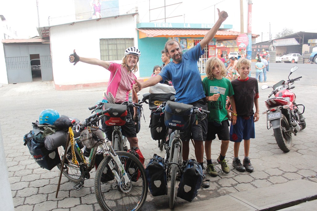 Los esposos Huber Fonseca junto a sus dos hijos en El Tejar, Chimaltenango. (Foto Prensa Libre: Víctor Chamalé).