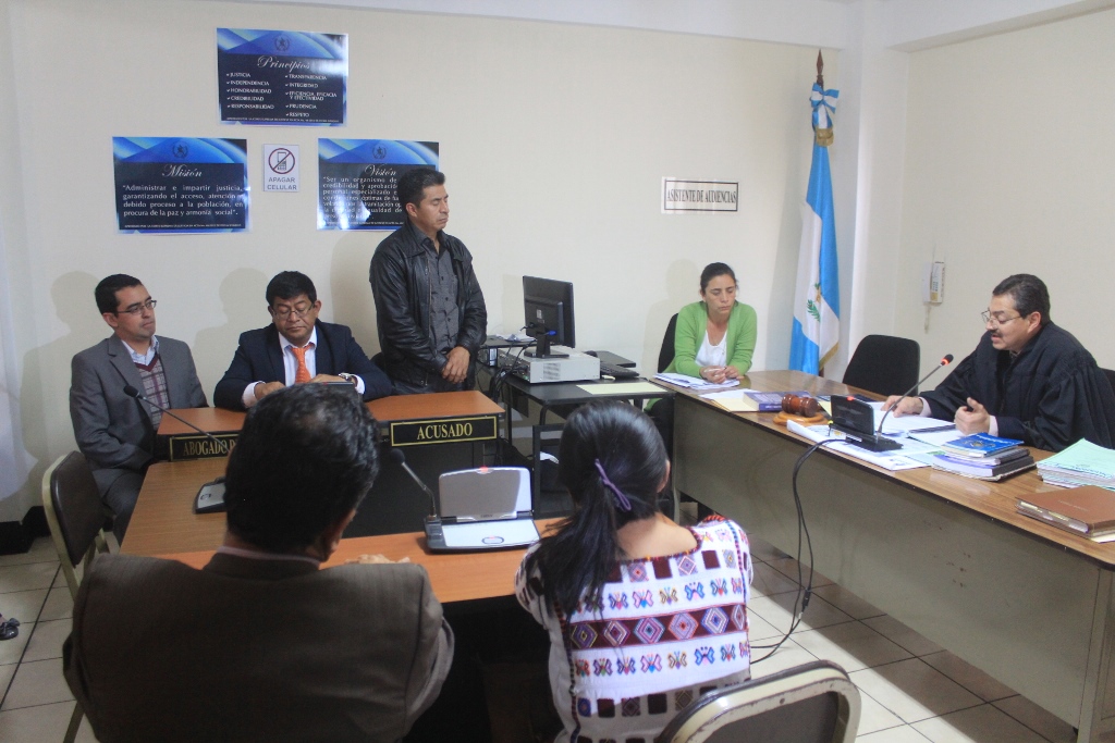 El exalcalde de San Juan La Laguna, Rodolfo Pérez Pérez (de pie), fue condenado a un año de cárcel conmutanle por la expulsión de la comunidad judía de ese municipio. (Foto Prensa Libre: Ángel Julajuj)