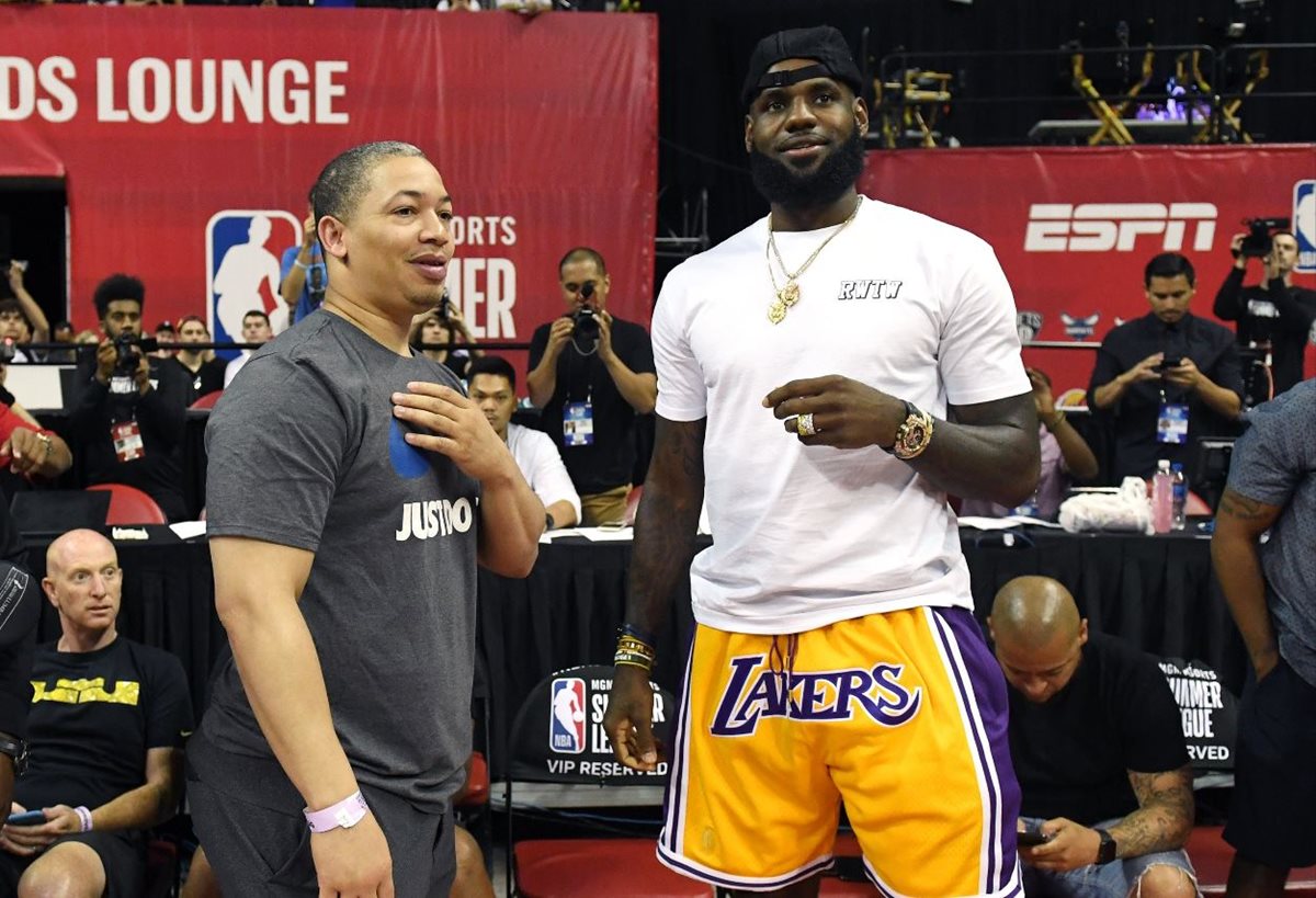 LeBron James estuvo presente en el partido contra los Pistons de Detroit en la Liga de Verano. (Foto Prensa Libre: AFP).