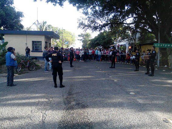 Sindicalistas mantienen bloqueado el paso de vehículos en la frontera de Agua Caliente, Esquipulas, Chiquimula. (Foto Twitter: Alberto Menéndez)