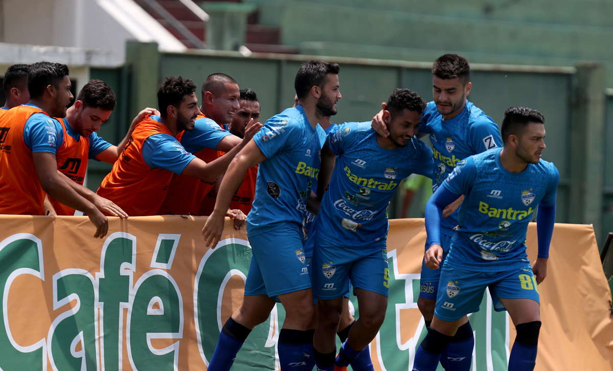 El delantero petenero, Edi Danilo Guerra, fue la gran figura de la fecha 17 del Clausura 2018. (Foto Prensa Libre: Carlos Vicente)