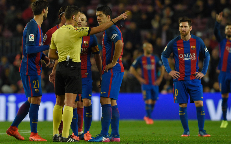 El delantero uruguayo Luis Suárez sale expulsado en el partido de vuelta contra el Atlético de Madrid. El goleador se perderá la final de la Copa del Rey. (Foto Prensa Libre: AFP)