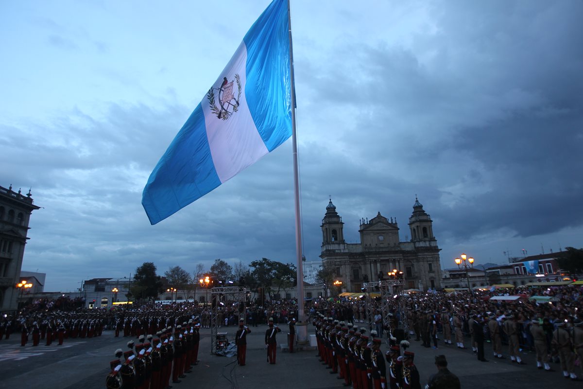 En la Plaza de la Constitución se celebrarán varios actos cívicos oficiales de independencia. (Foto Prensa Libre: Hemeroteca PL)