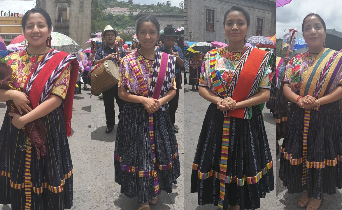 Las aspirantes al reinado durante su recorrido por el centro de Xela. (Foto Prensa Libre: Fred Rivera).