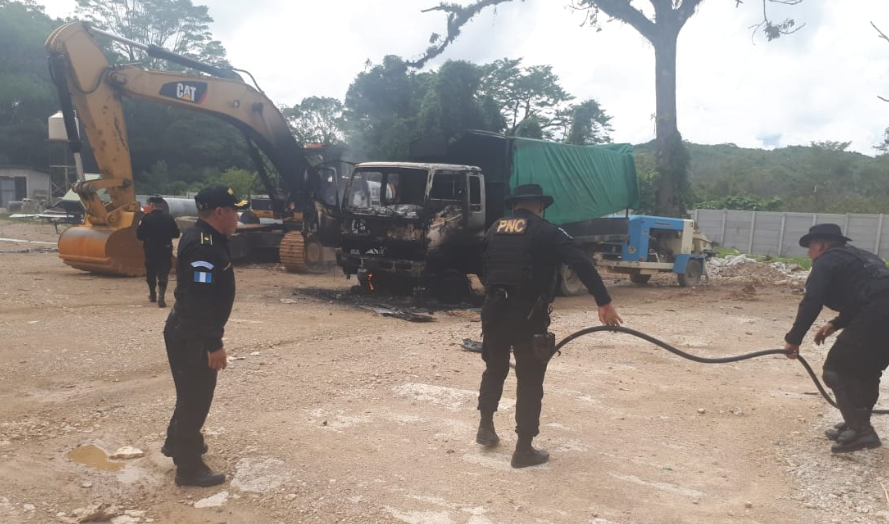 Agentes de la PNC inspeccionan el área donde fue quemada la maquinaria en Ixquisis. (Foto Prensa Libre).