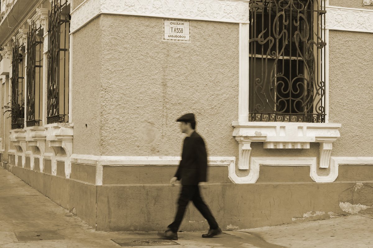 La 6a. avenida A, entre 10a. y 11 calles tiene dos nombres: Tasso Hadjidodou y Córdova. (Foto Prensa Libre: Esbin García).