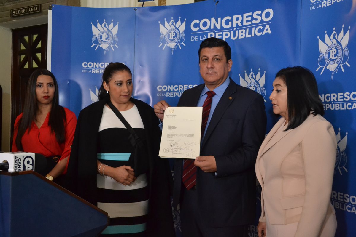 La iniciativa de ley presentada ayer que propone penas de cárcel para las personas que critiquen a los políticos causó rechazo entre los diputados. (Foto Prensa Libre: José Castro)