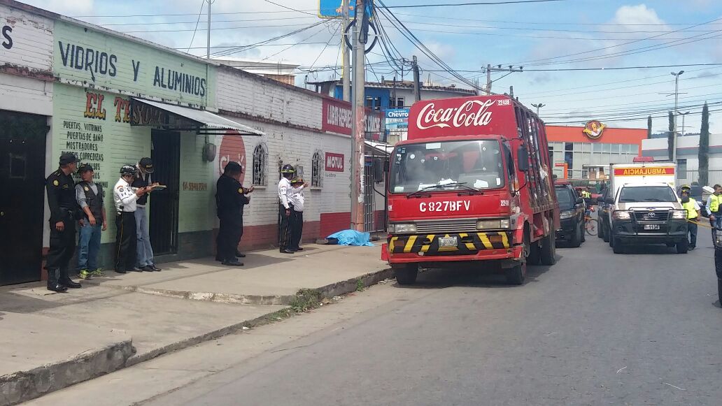 Agentes policiales recaban evidencias en el área urbana de la cabecera de Chimaltenango, donde murió baleado un guardia de seguridad. (Foto Prensa Libre: Víctor Chamalé)