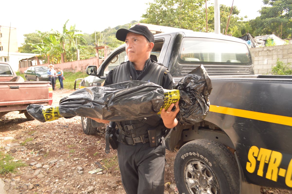 El cuerpo del menor fue trasladado por un la Policía Nacional Civil. (Foto Prensa Libre: Oswaldo Cardona)