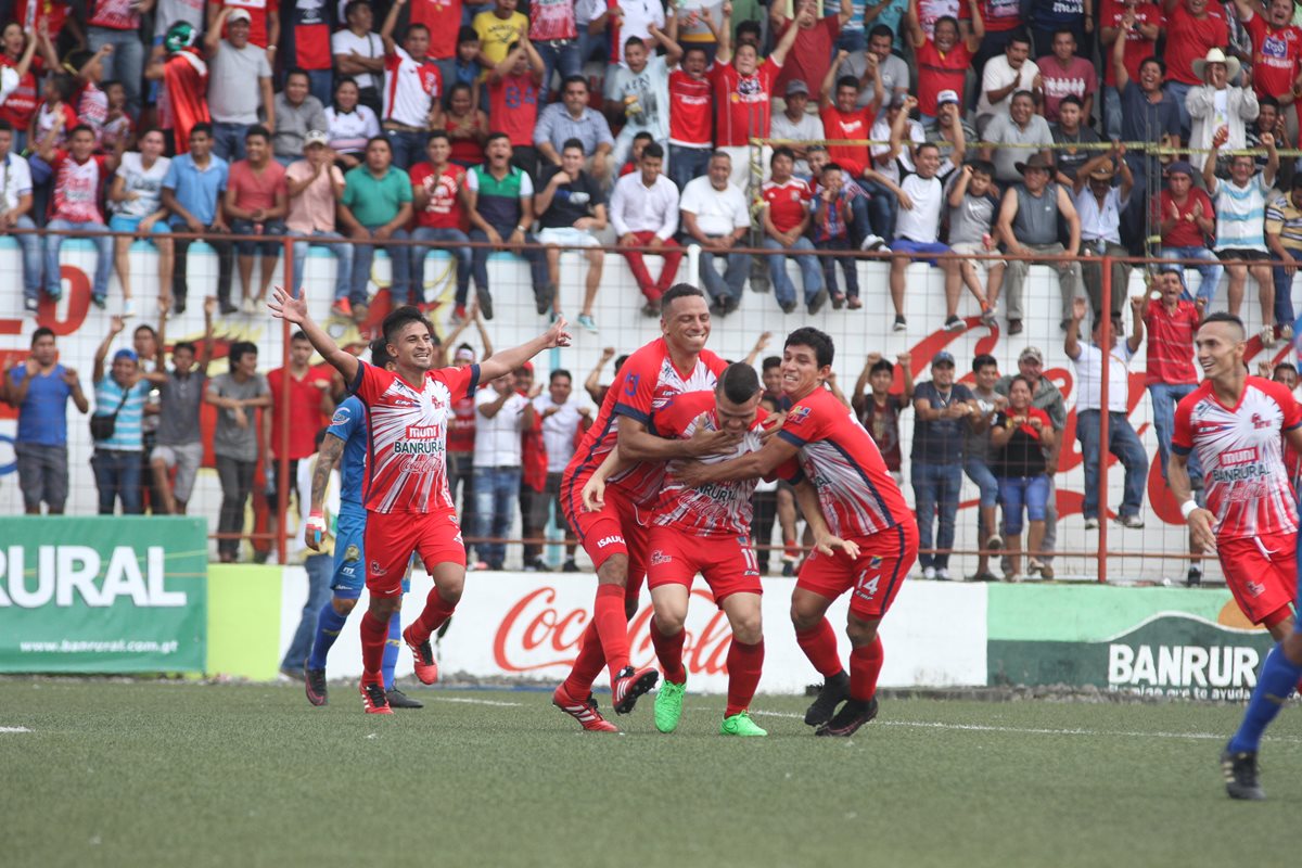 Edward Santeliz —centro—, quien volvió a anotarle por segundo partido consecutivo a los rojos, hizo explotar de felicidad a los aficionados de Malacateco que asistieron al partido de ida de la semifinal. de Municipal. (Foto Prensa Libre: Aroldo Marroquín)