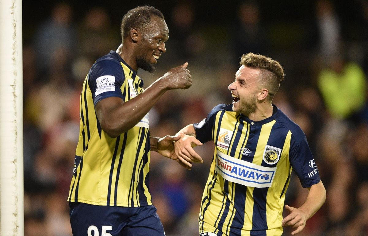 Usain Bolt, exvelocista olímpico, celebra junto Jordan Murray uno de sus goles en su carrera como futbolista. (Foto Prensa Libre: AFP).