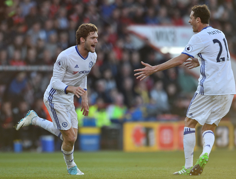 Marcos Alonso celebra uno de los goles del Chelsea para el triunfo. (Foto Prensa Libre: AFP)